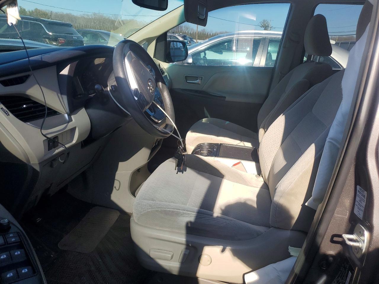 2015 TOYOTA SIENNA LE 8 PASSENGER photo 19