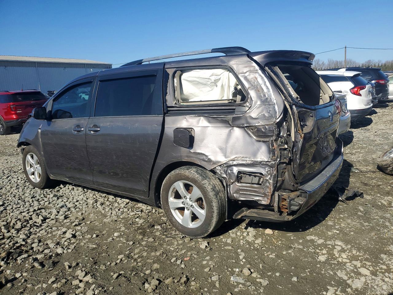 2015 TOYOTA SIENNA LE 8 PASSENGER photo 4