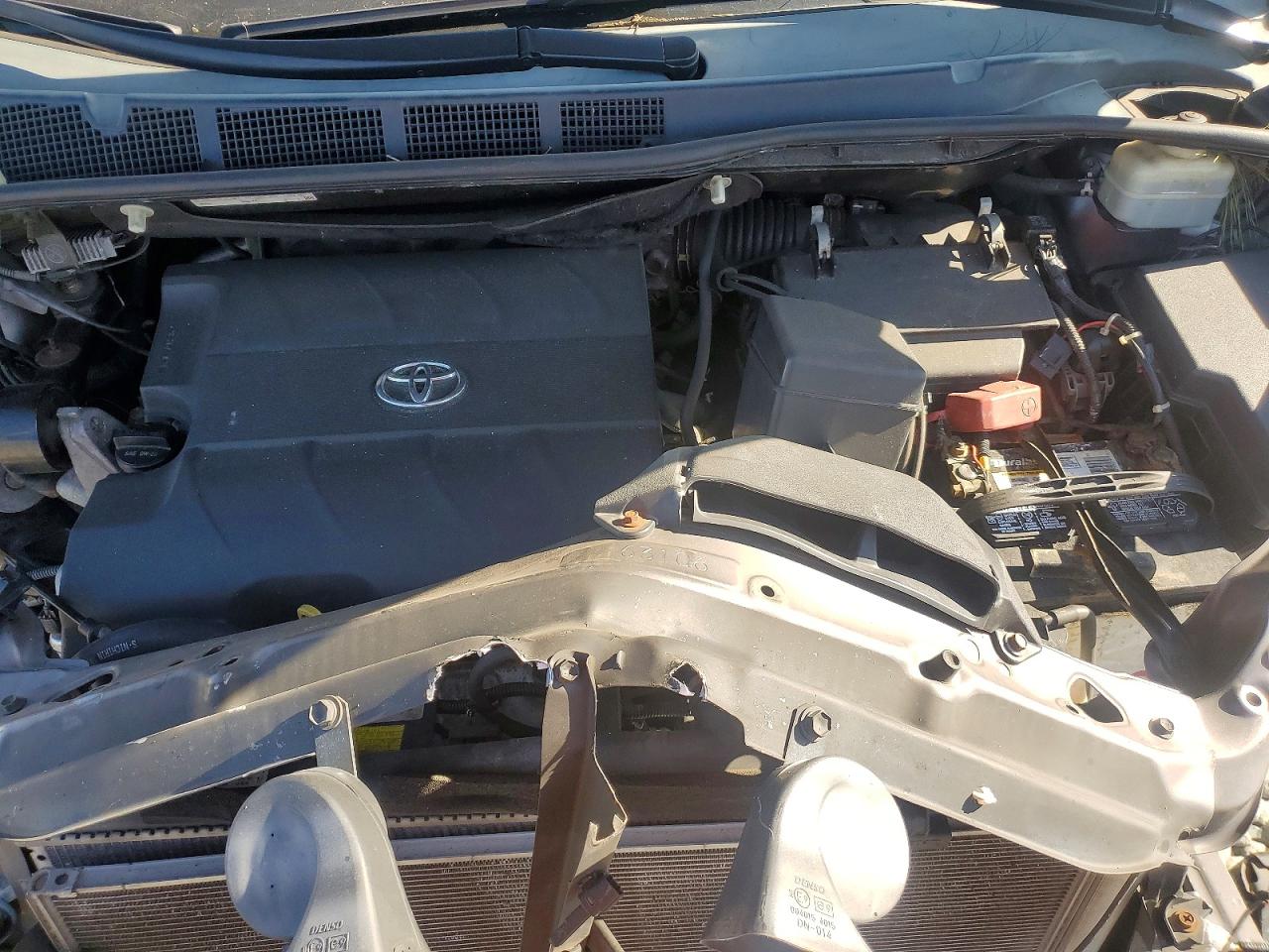 2015 TOYOTA SIENNA LE 8 PASSENGER photo 34