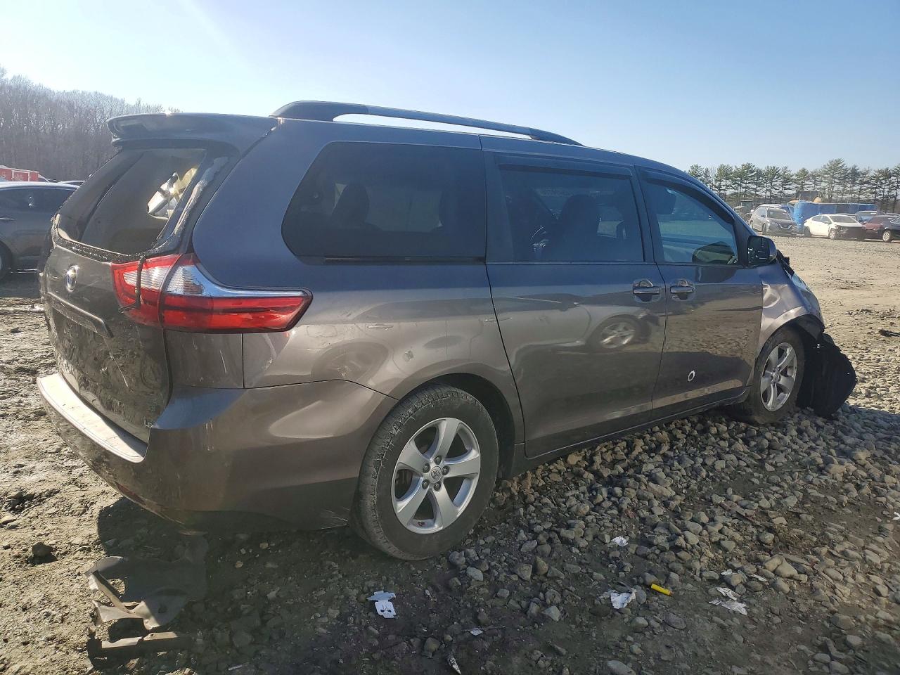 2015 TOYOTA SIENNA LE 8 PASSENGER photo 7