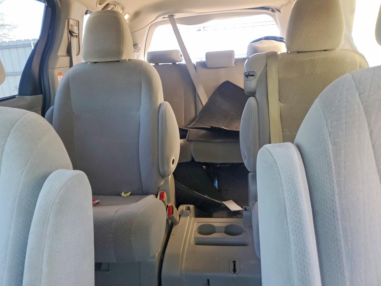 2015 TOYOTA SIENNA LE 8 PASSENGER photo 28
