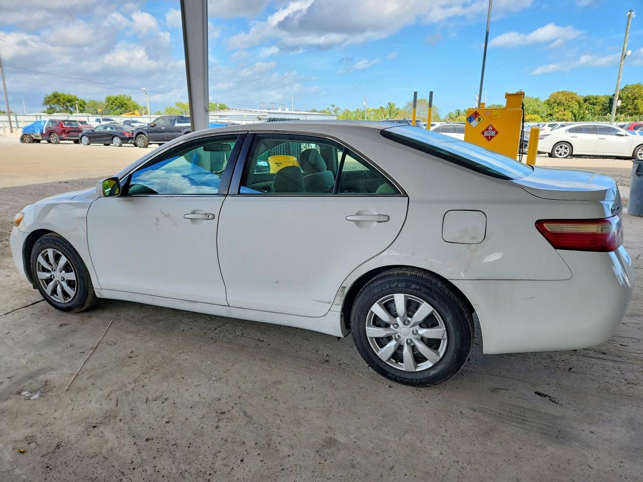 2009 TOYOTA CAMRY LE photo 3