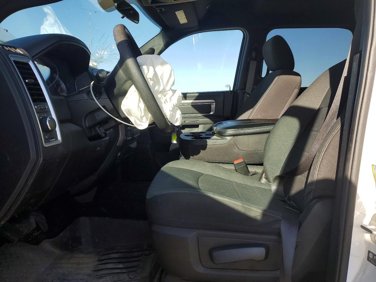 2024 RAM 1500 CLASSIC photo 7