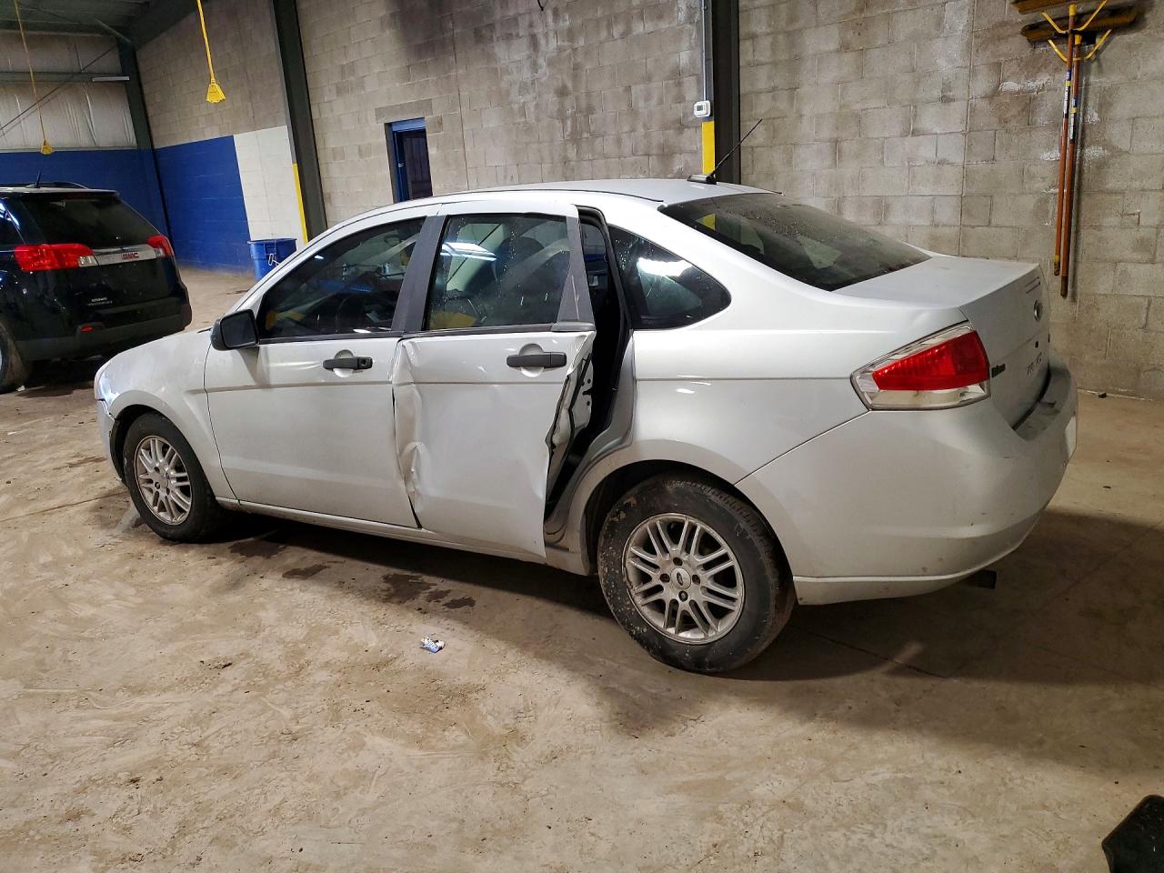 2008 FORD FOCUS SE photo 2