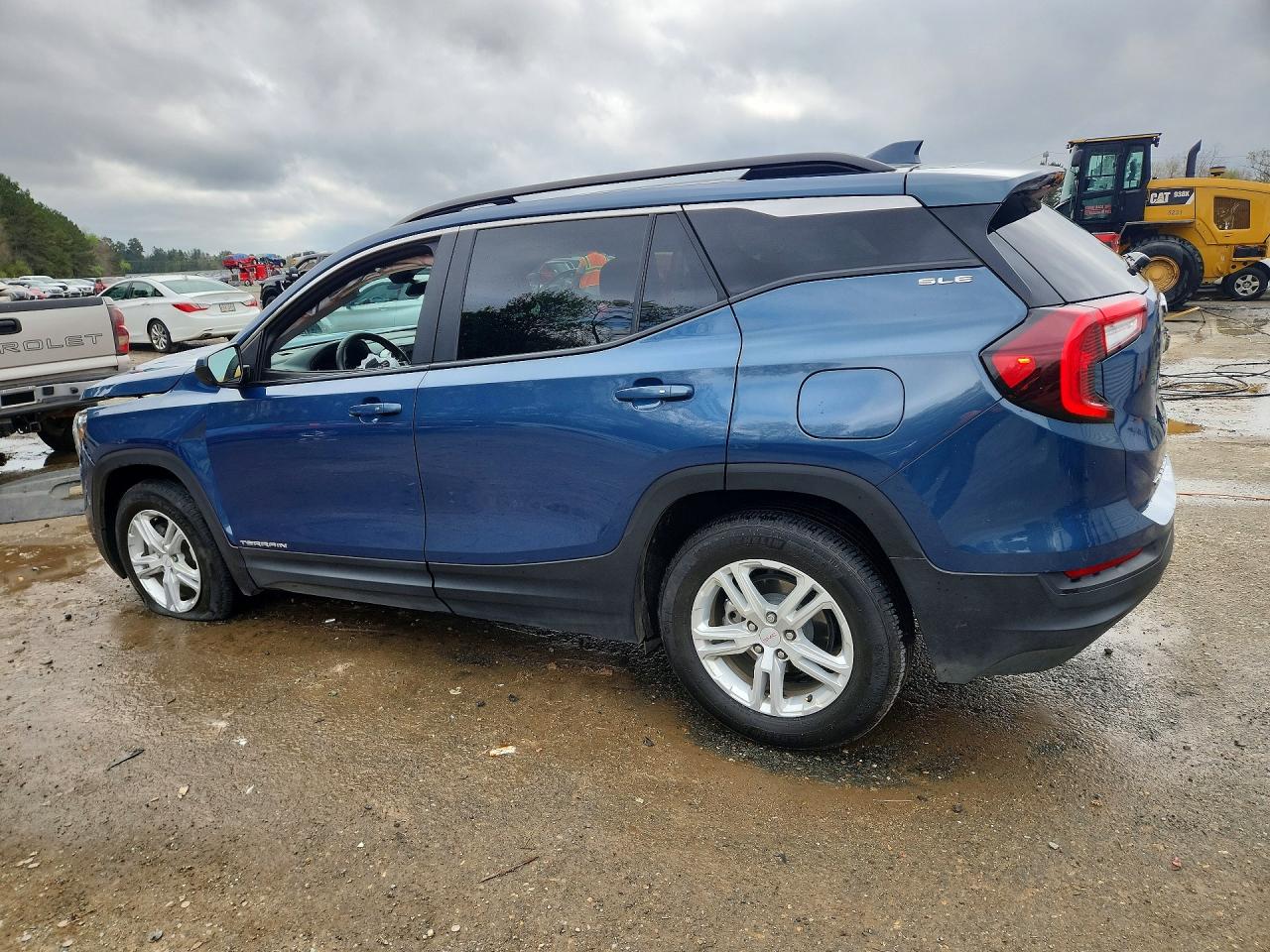 2024 GMC TERRAIN SLE photo 2