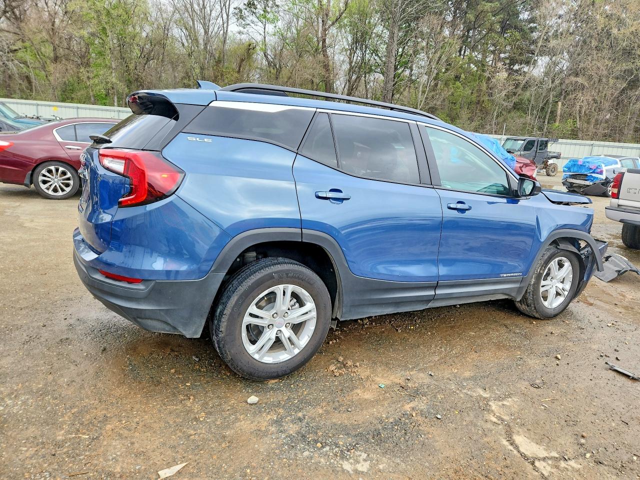 2024 GMC TERRAIN SLE photo 3