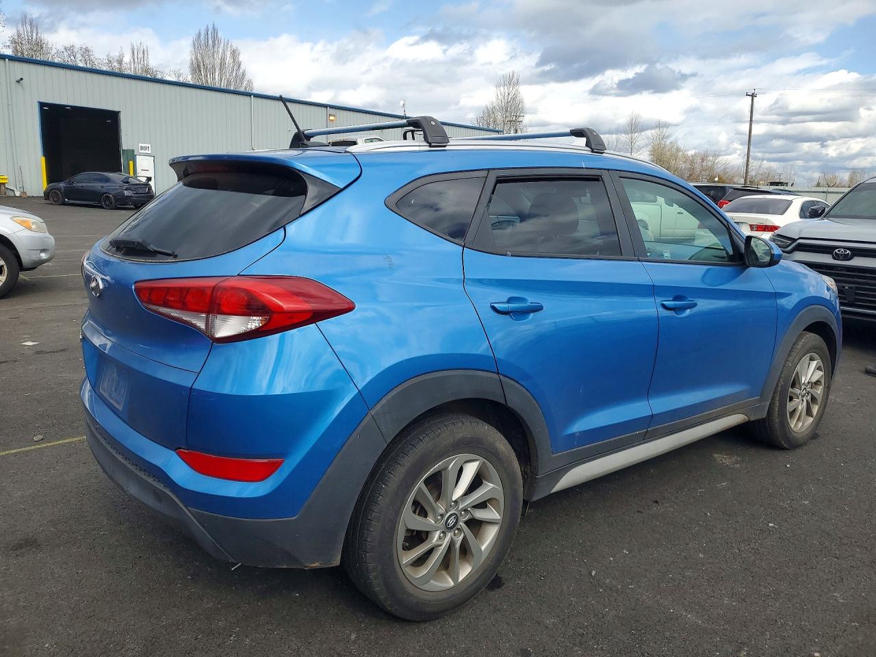 2017 HYUNDAI TUCSON SE photo 3