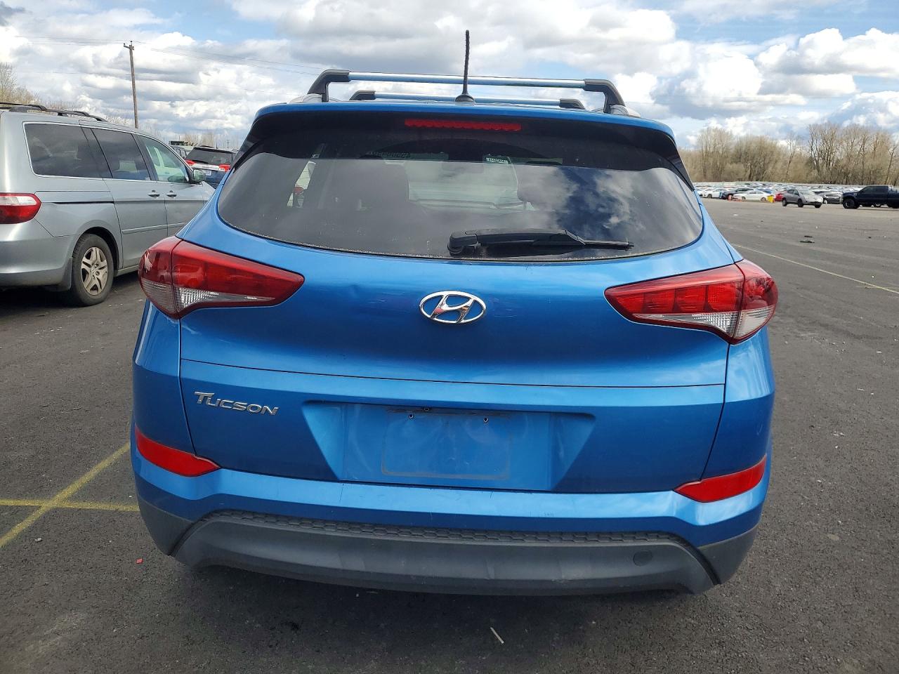 2017 HYUNDAI TUCSON SE photo 6