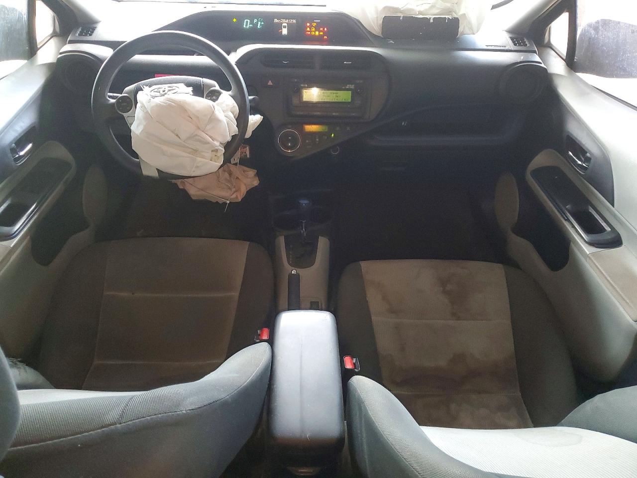 2013 TOYOTA PRIUS C TWO photo 8