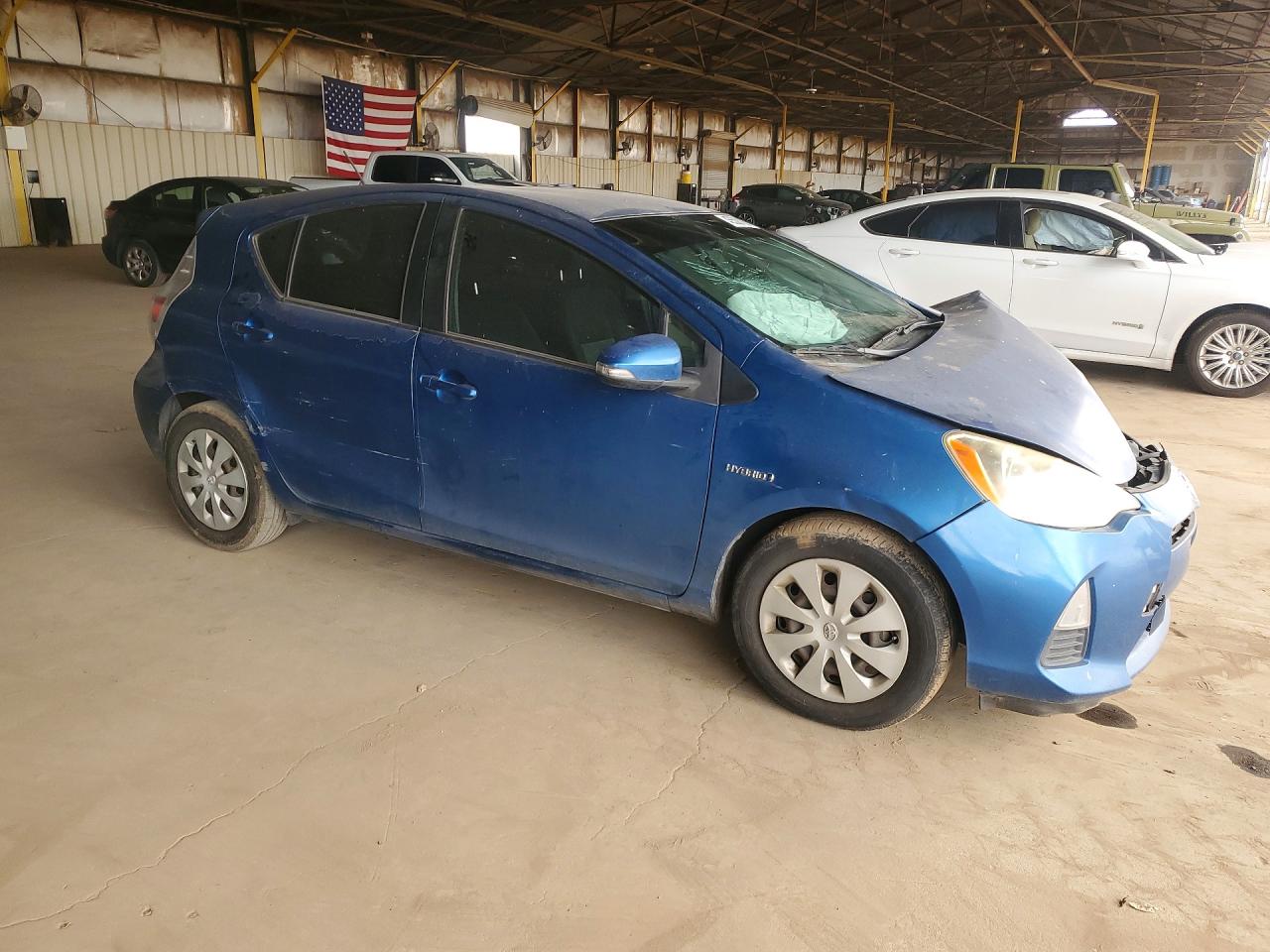 2013 TOYOTA PRIUS C TWO photo 4