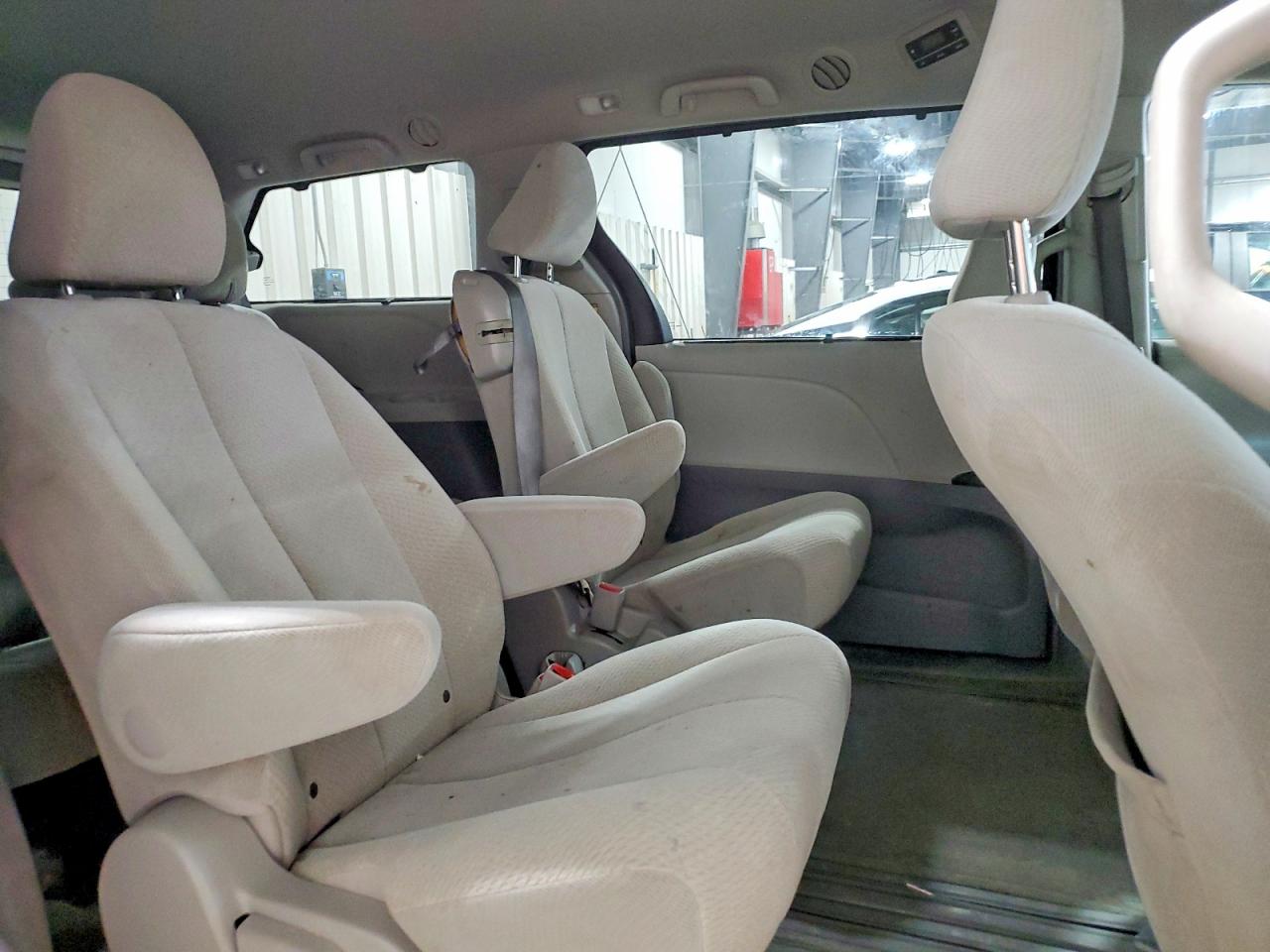 2013 TOYOTA SIENNA LE 8-PASSENGER photo 21