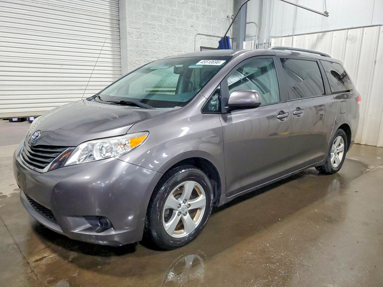 2013 TOYOTA SIENNA