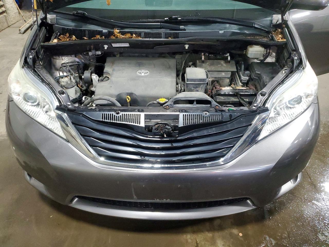 2013 TOYOTA SIENNA LE 8-PASSENGER photo 23