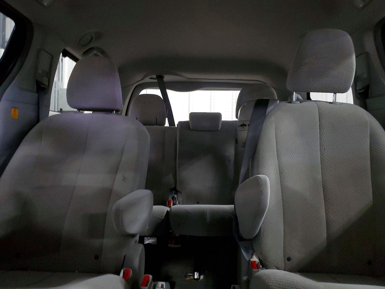 2013 TOYOTA SIENNA LE 8-PASSENGER photo 19