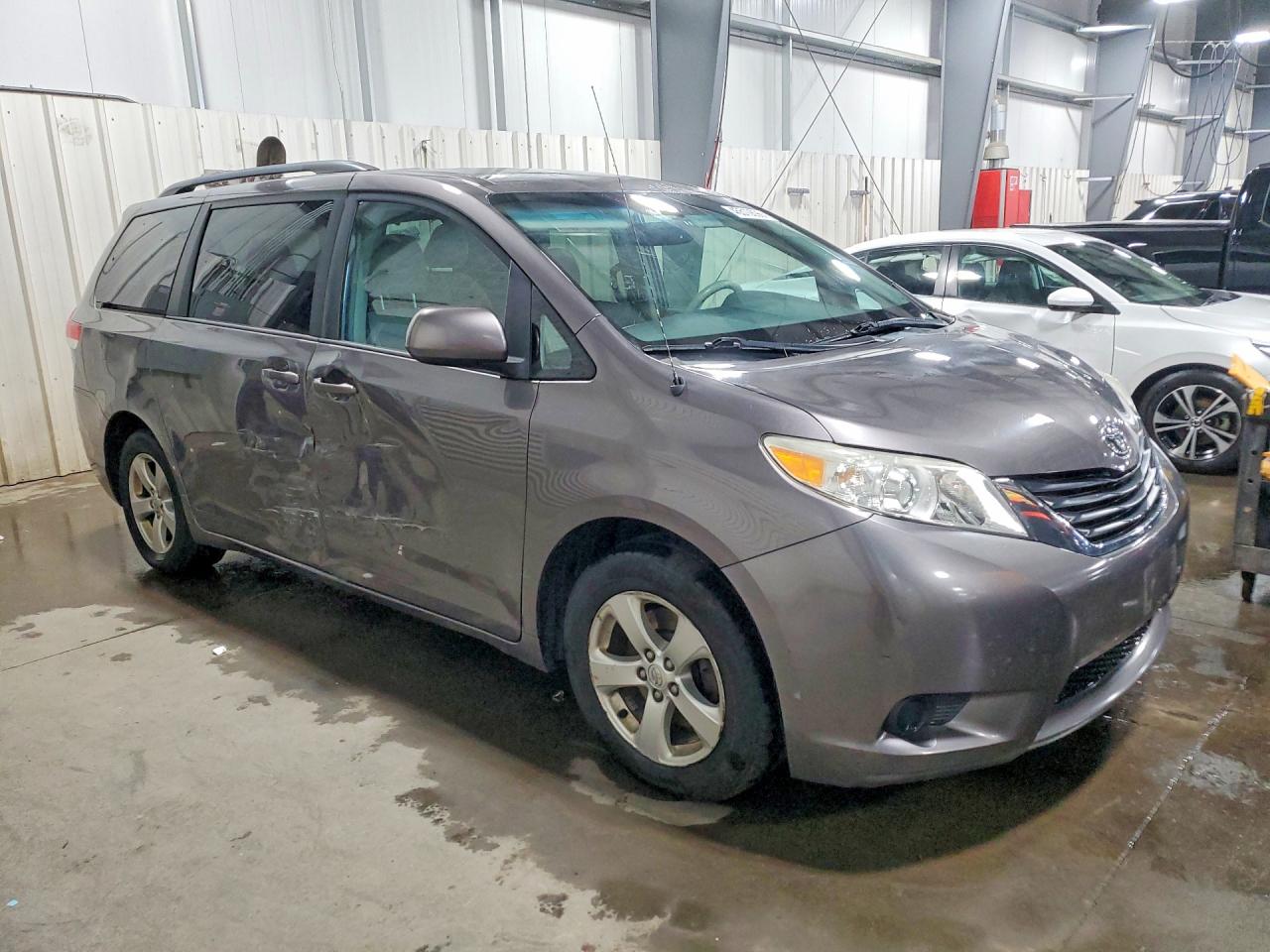 2013 TOYOTA SIENNA LE 8-PASSENGER photo 7