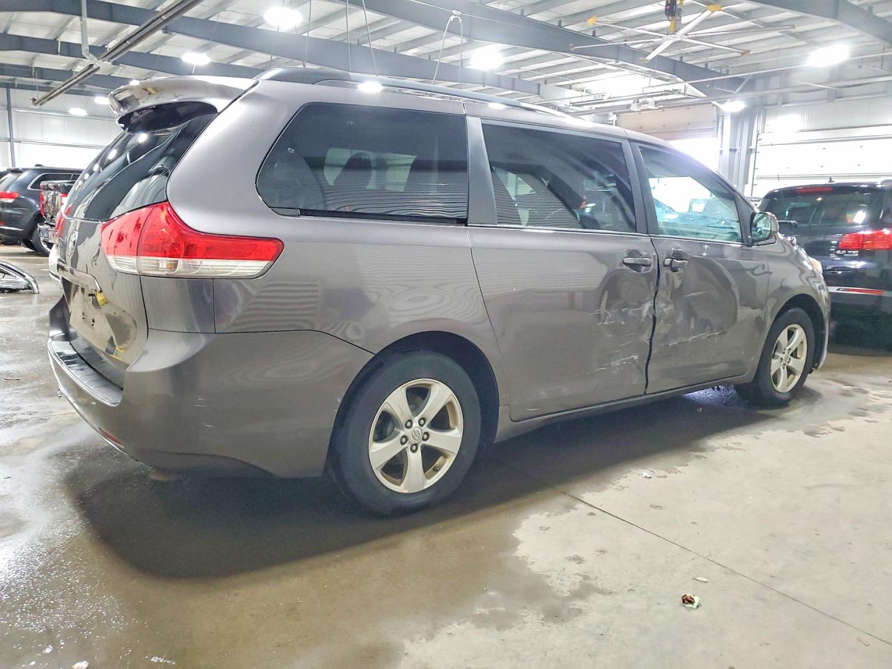 2013 TOYOTA SIENNA LE 8-PASSENGER photo 5