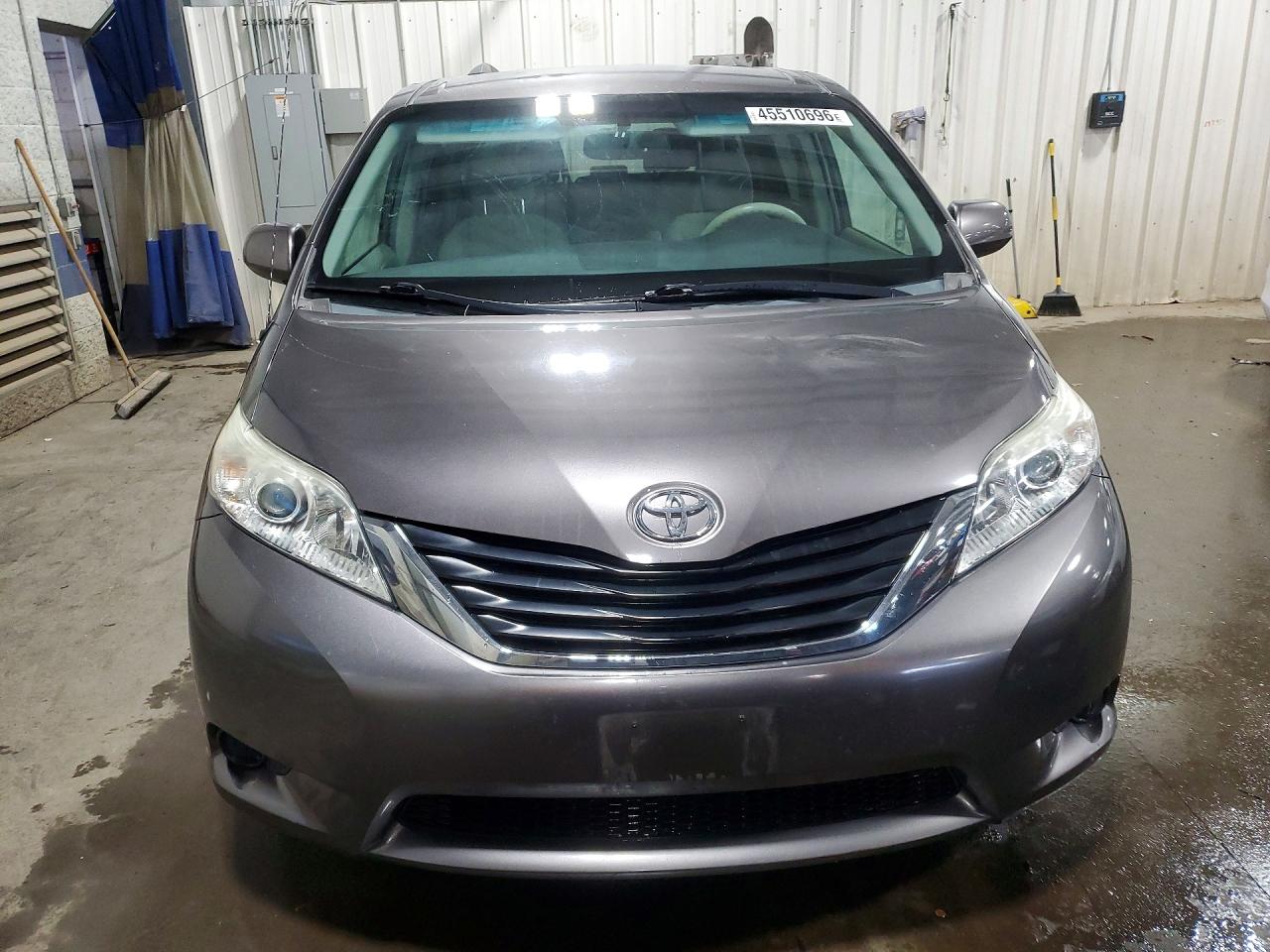 2013 TOYOTA SIENNA LE 8-PASSENGER photo 9