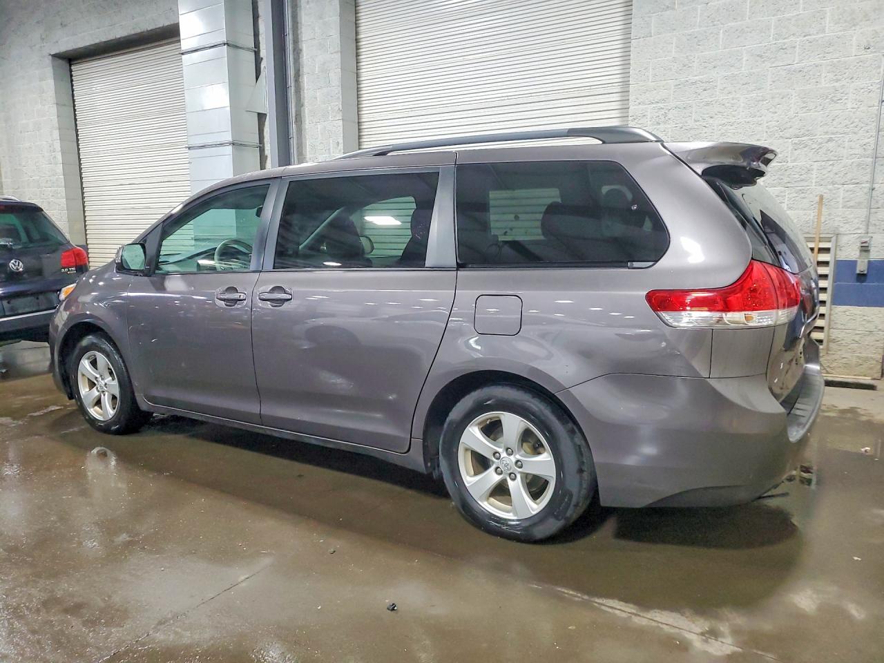 2013 TOYOTA SIENNA LE 8-PASSENGER photo 3