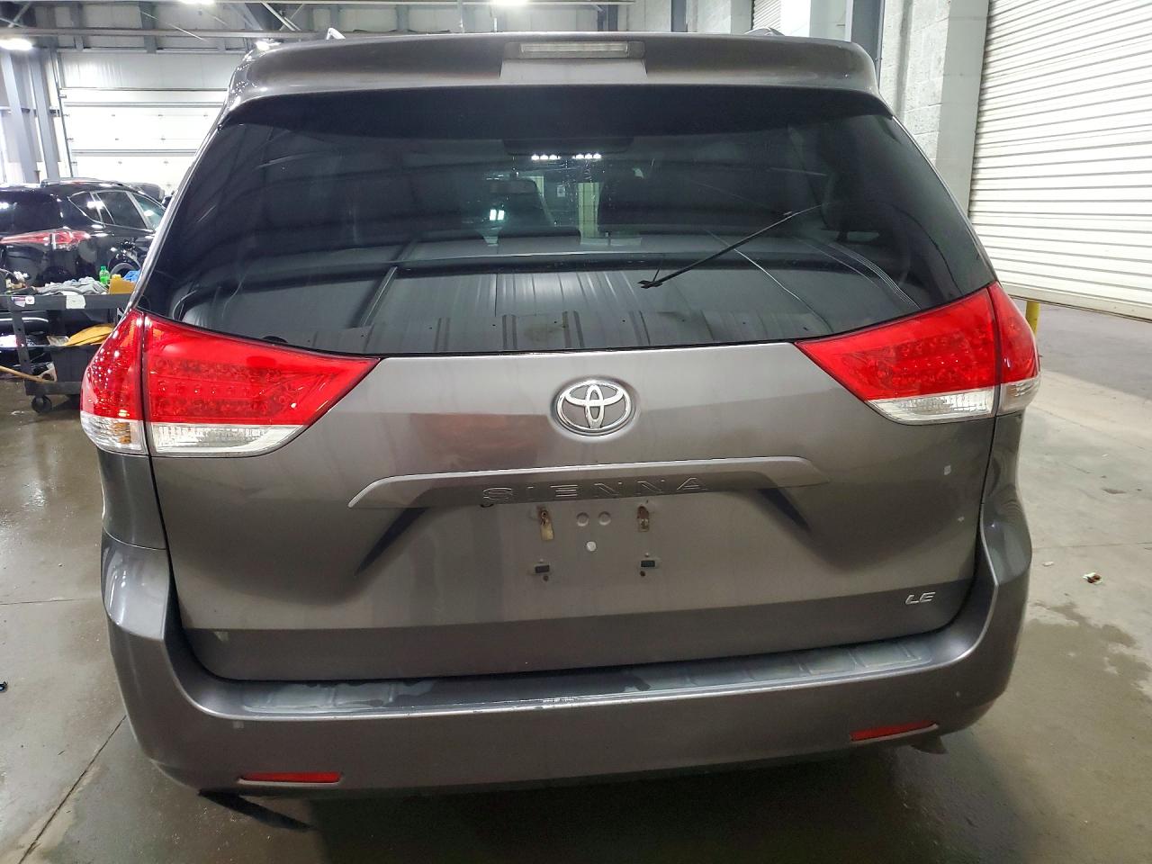 2013 TOYOTA SIENNA LE 8-PASSENGER photo 11