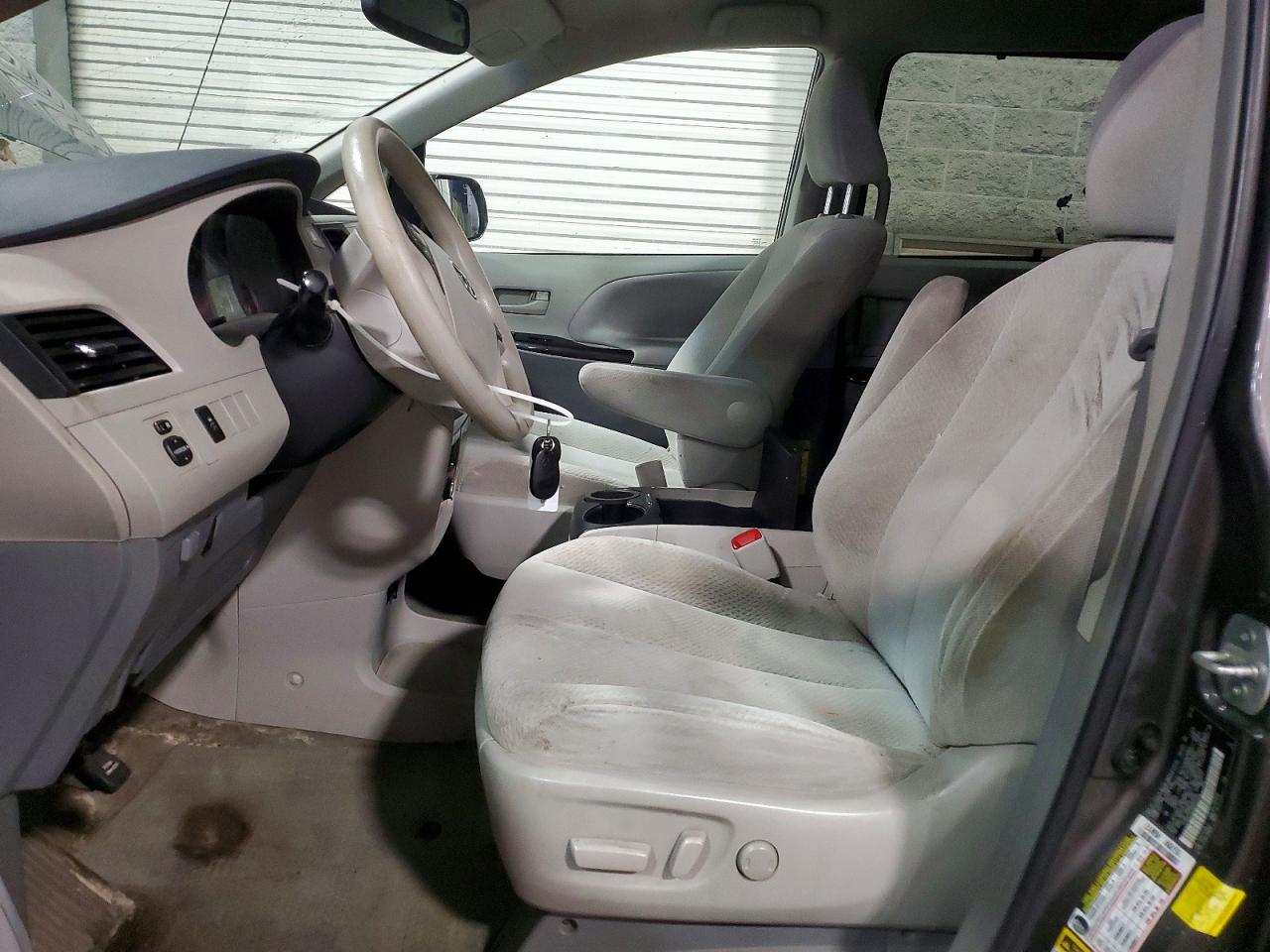 2013 TOYOTA SIENNA LE 8-PASSENGER photo 13