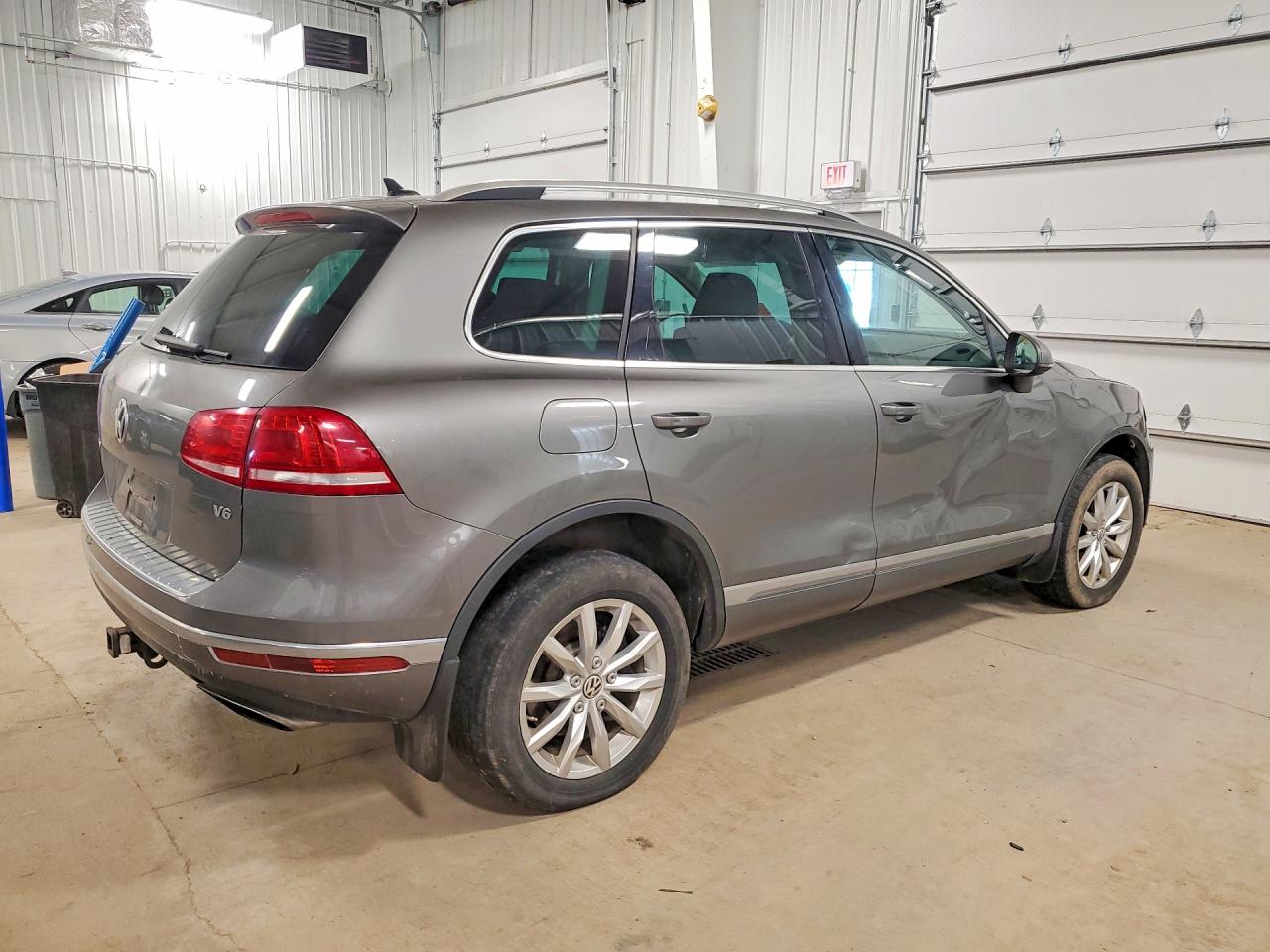 2016 VOLKSWAGEN TOUAREG SPORT photo 5