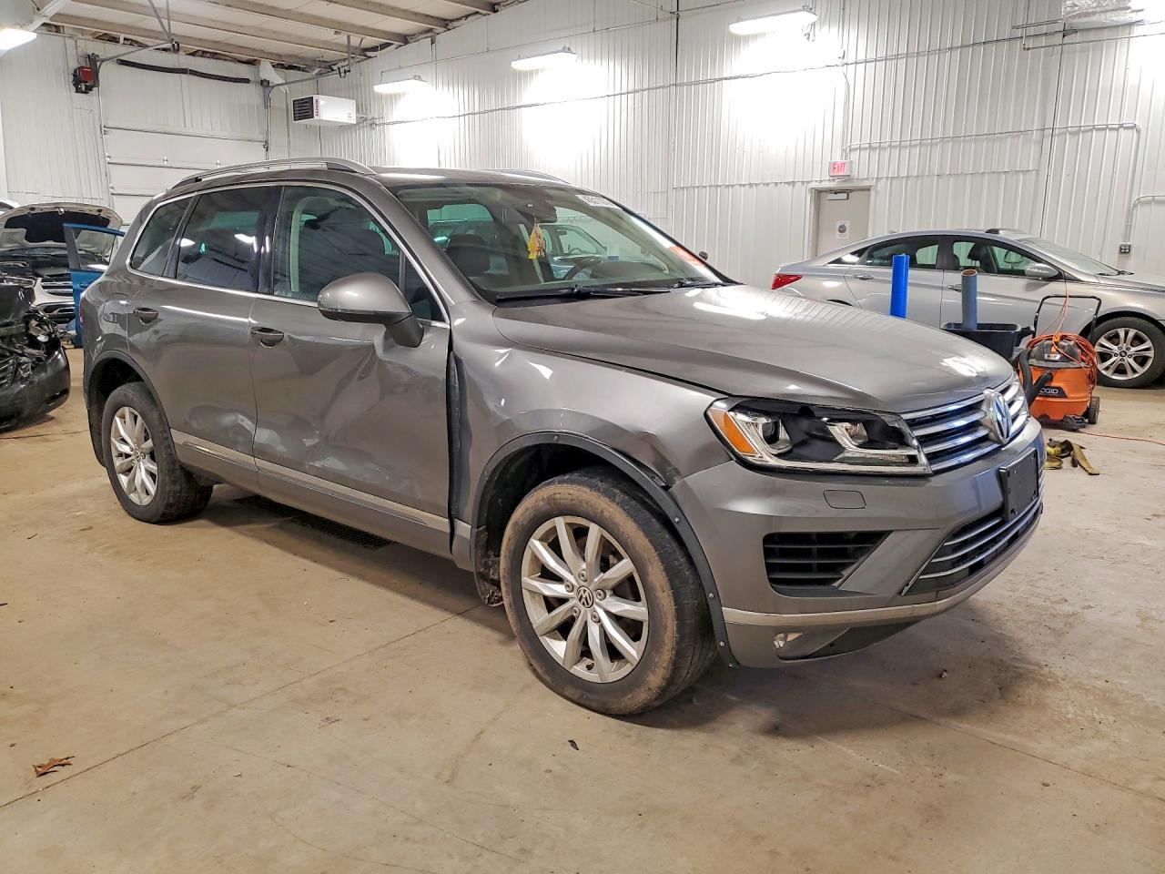2016 VOLKSWAGEN TOUAREG SPORT photo 7