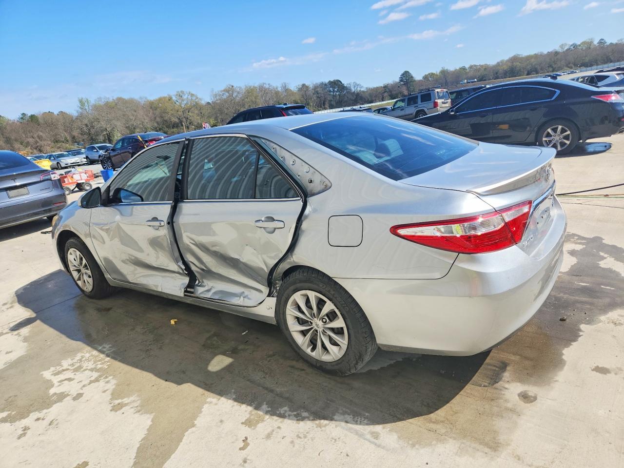 2015 TOYOTA CAMRY LE photo 2