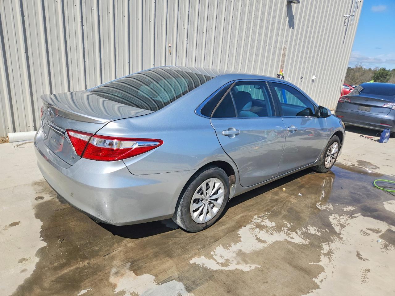 2015 TOYOTA CAMRY LE photo 3