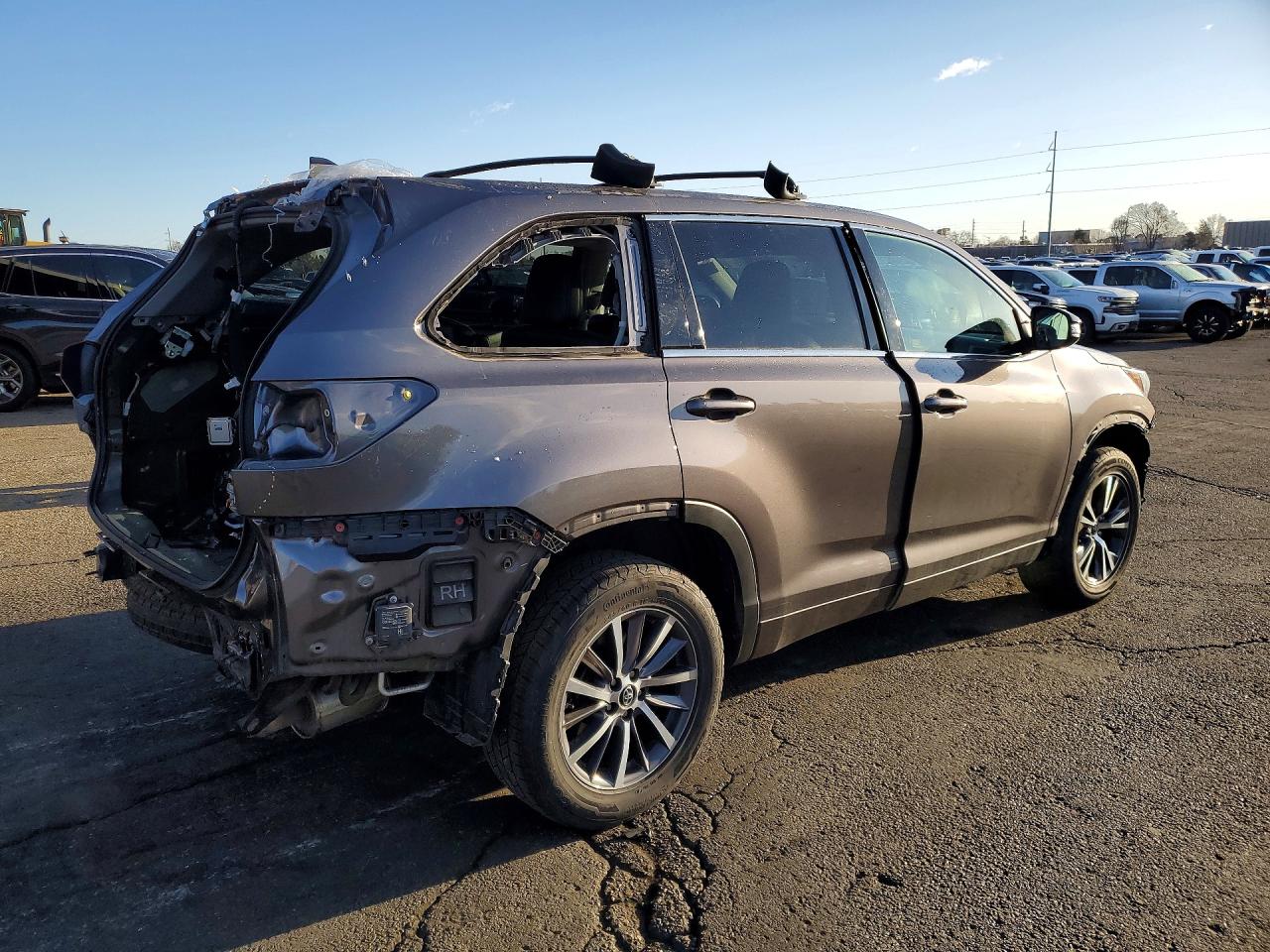 2017 TOYOTA HIGHLANDER XLE photo 3