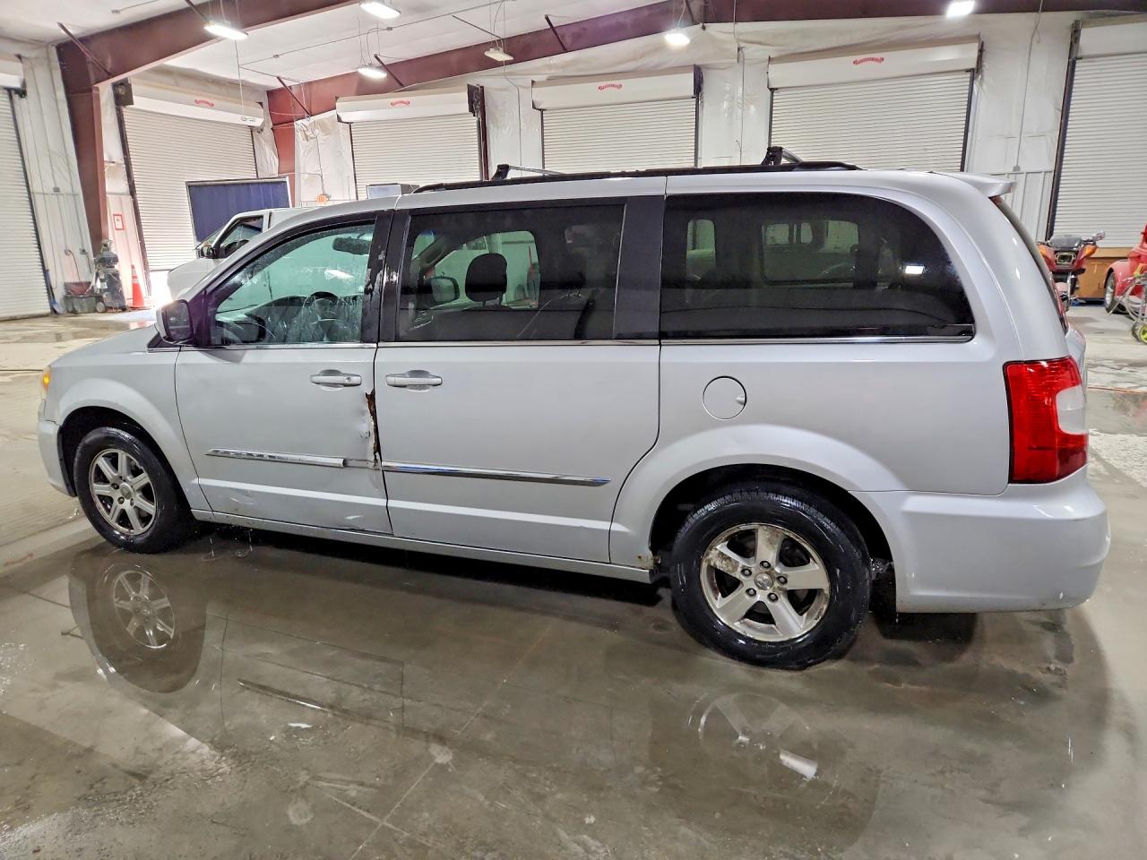 2012 CHRYSLER TOWN & COUNTRY TOURING photo 4
