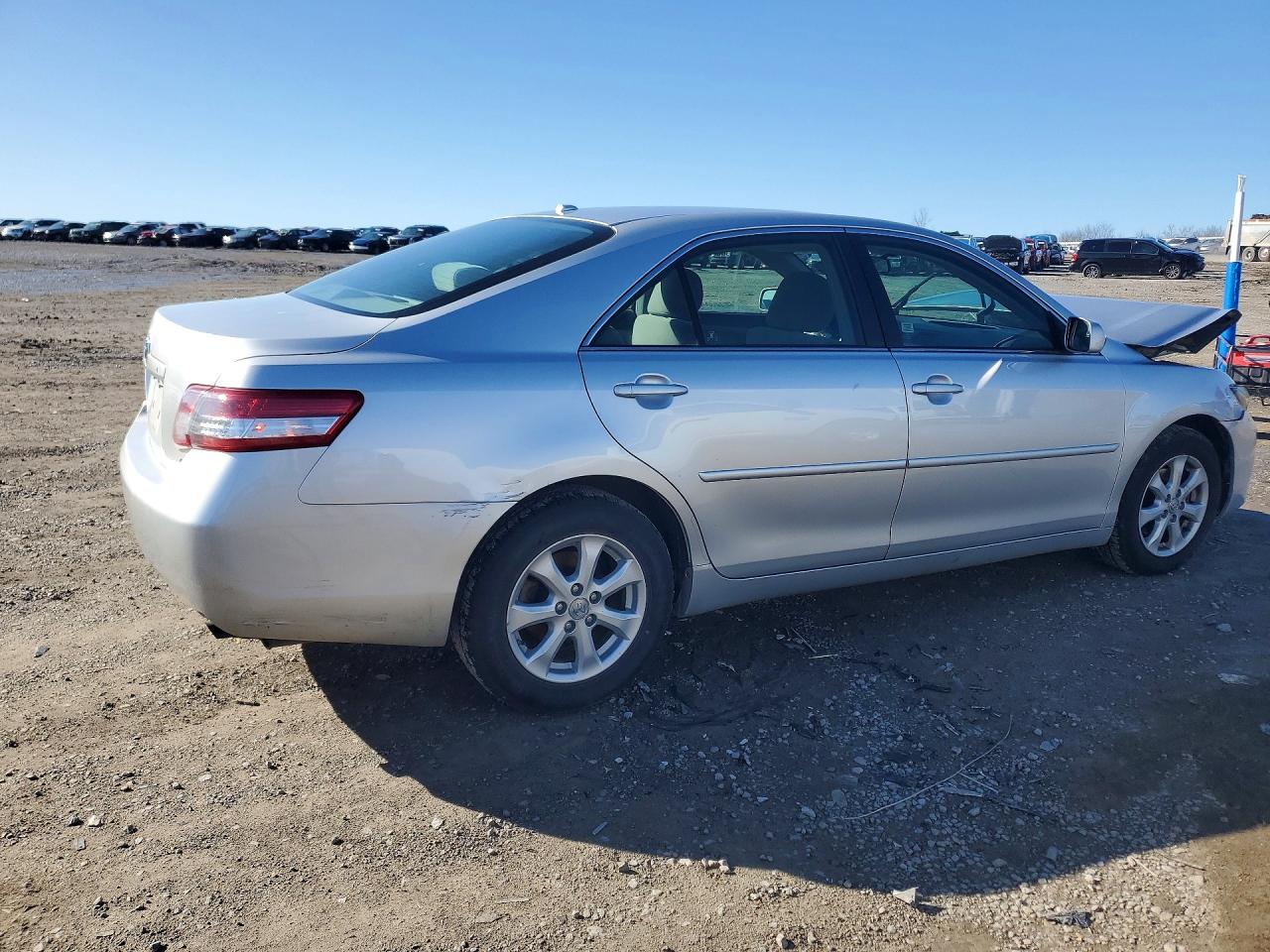 2011 TOYOTA CAMRY LE photo 3