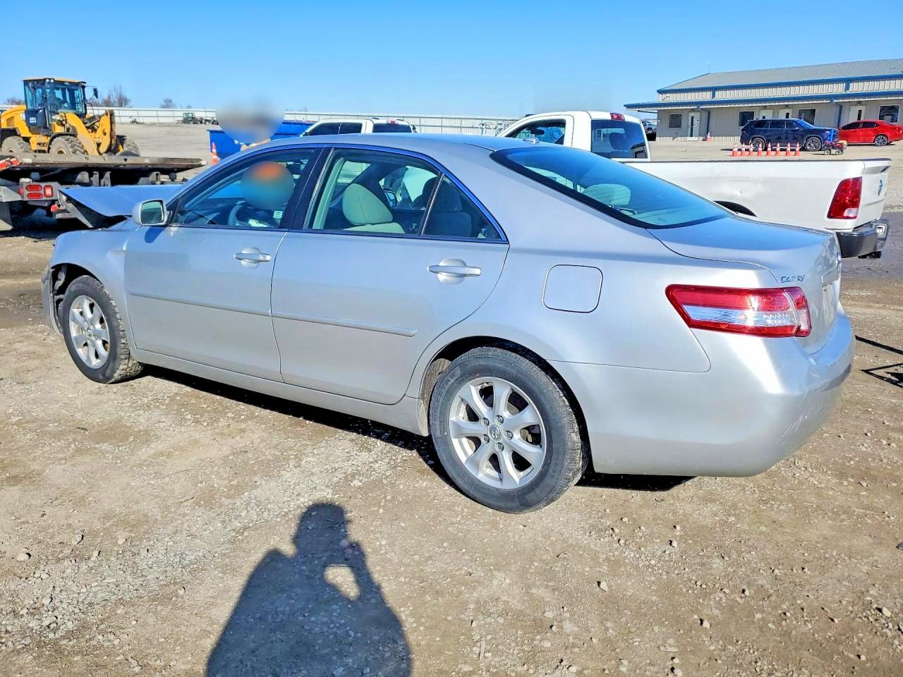 2011 TOYOTA CAMRY LE photo 2