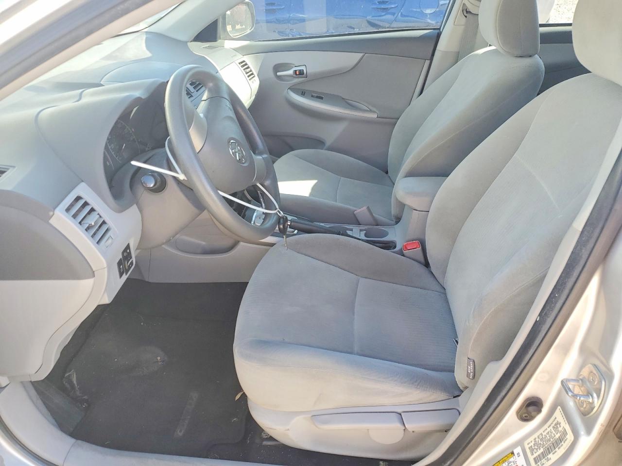 2010 TOYOTA COROLLA LE photo 7