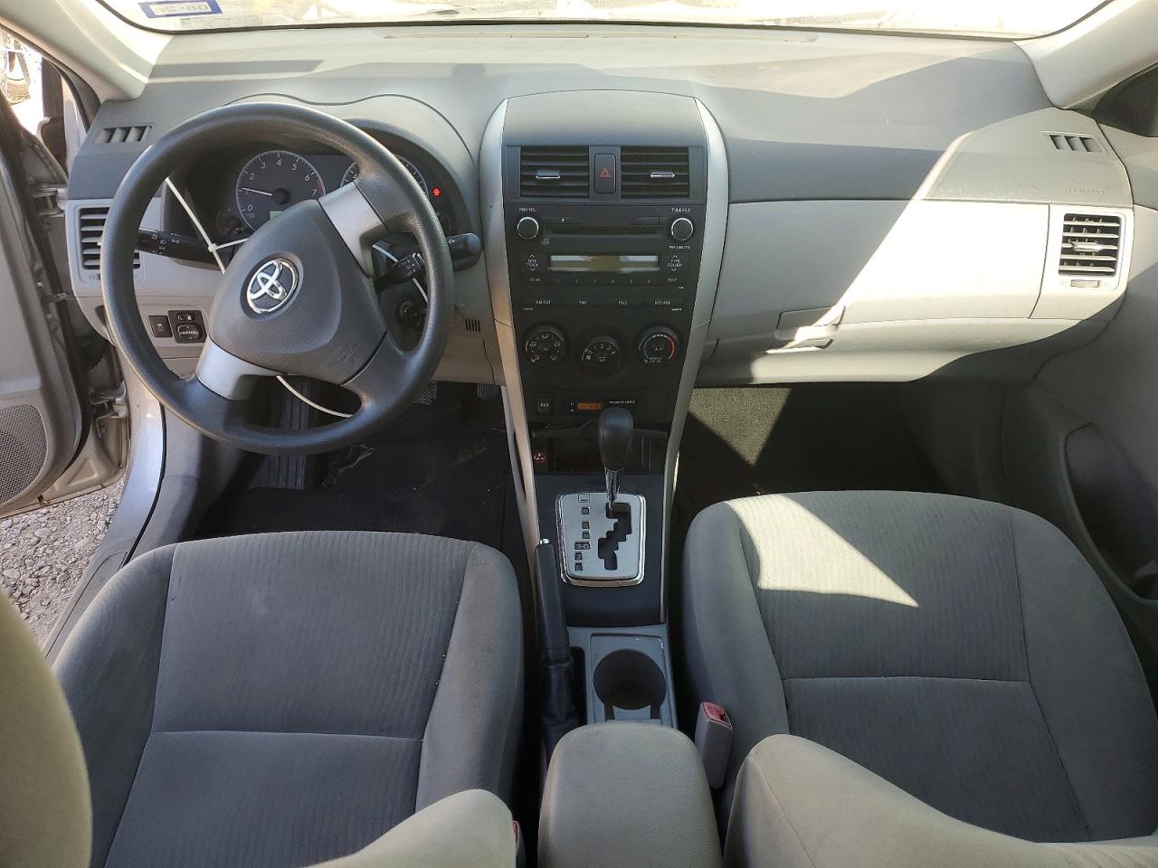 2010 TOYOTA COROLLA LE photo 8