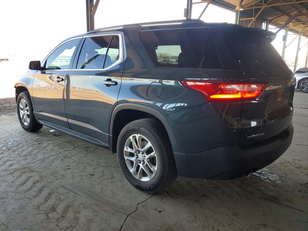 2019 CHEVROLET TRAVERSE LT photo 4