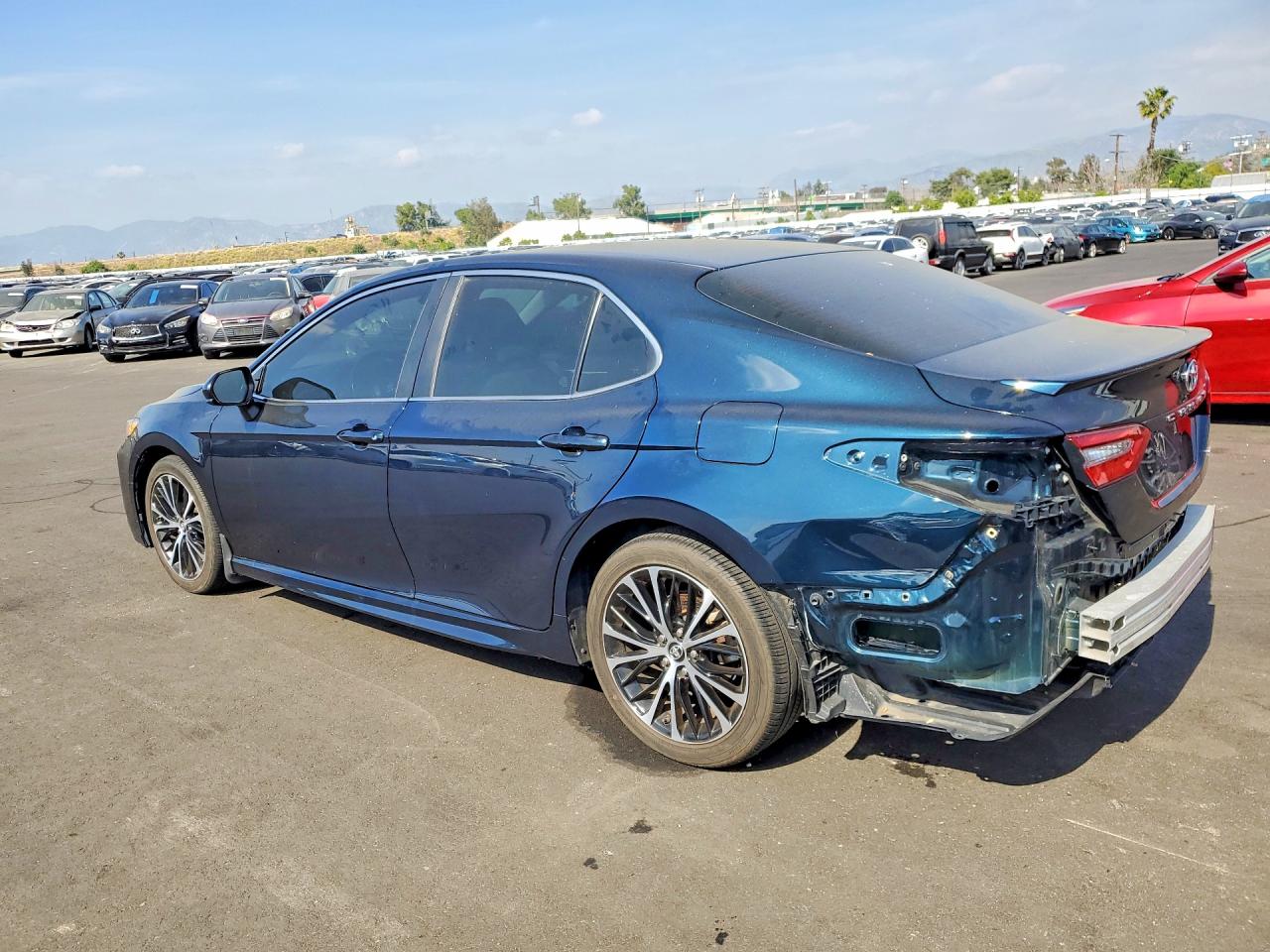 2018 TOYOTA CAMRY SE photo 2
