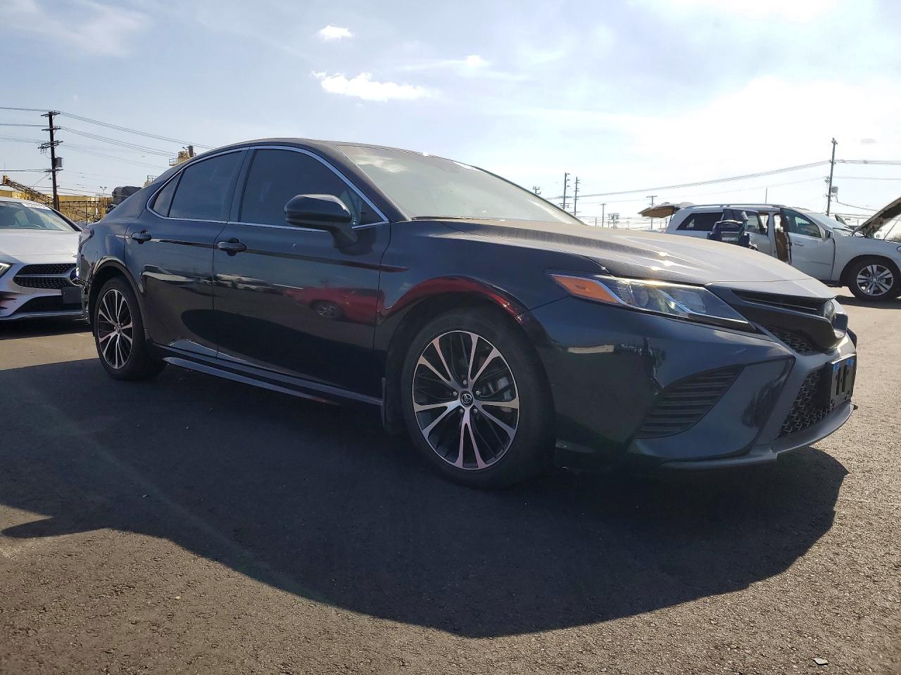 2018 TOYOTA CAMRY SE photo 4