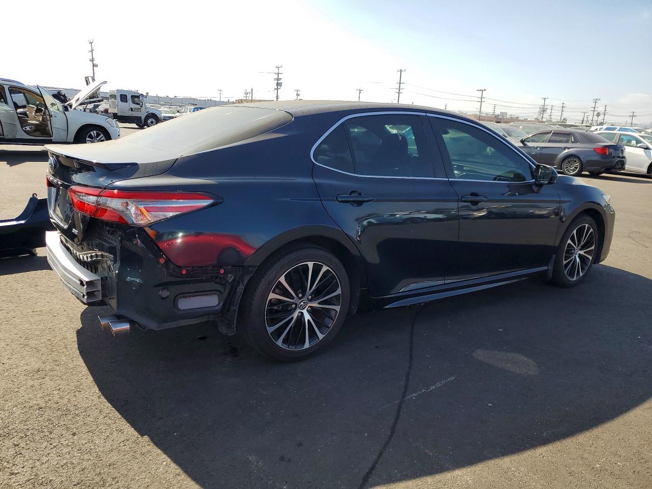 2018 TOYOTA CAMRY SE photo 3