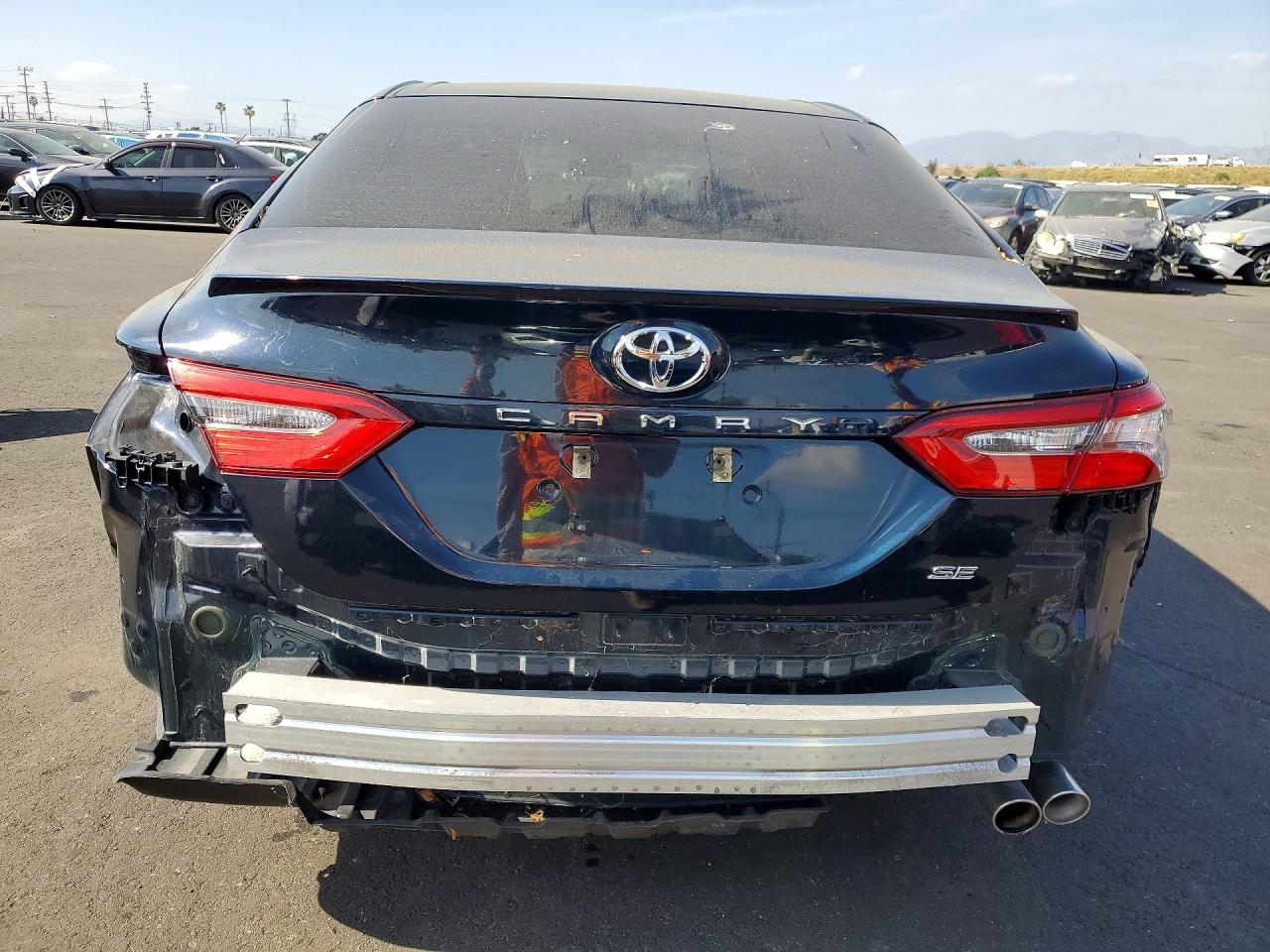 2018 TOYOTA CAMRY SE photo 6