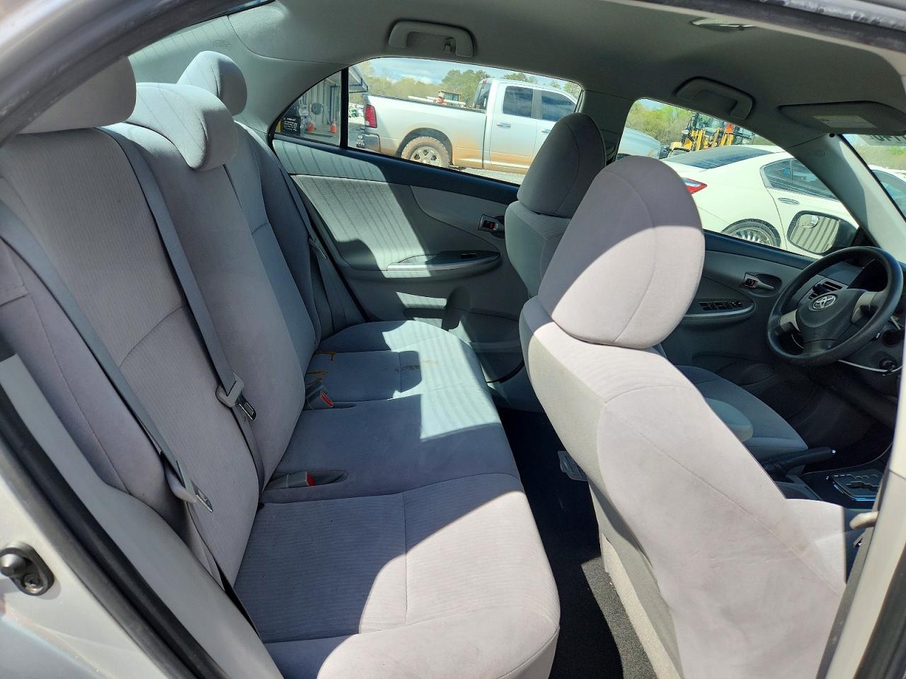2010 TOYOTA COROLLA LE photo 10