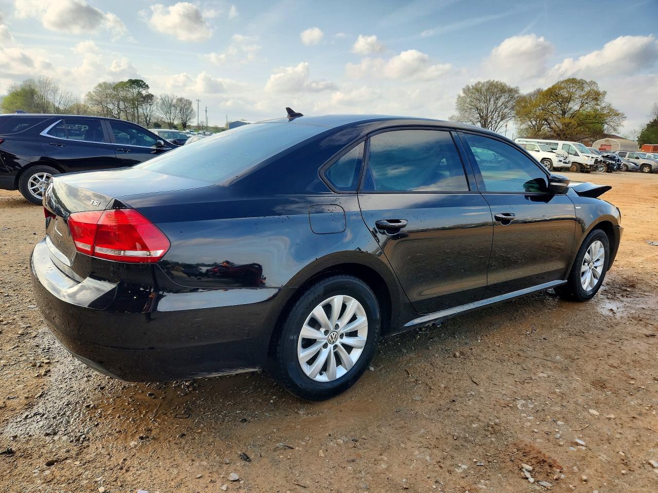 2015 VOLKSWAGEN PASSAT S photo 3