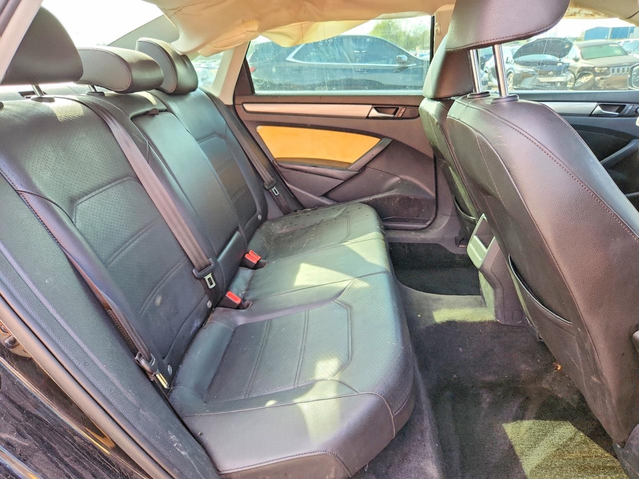 2015 VOLKSWAGEN PASSAT S photo 10