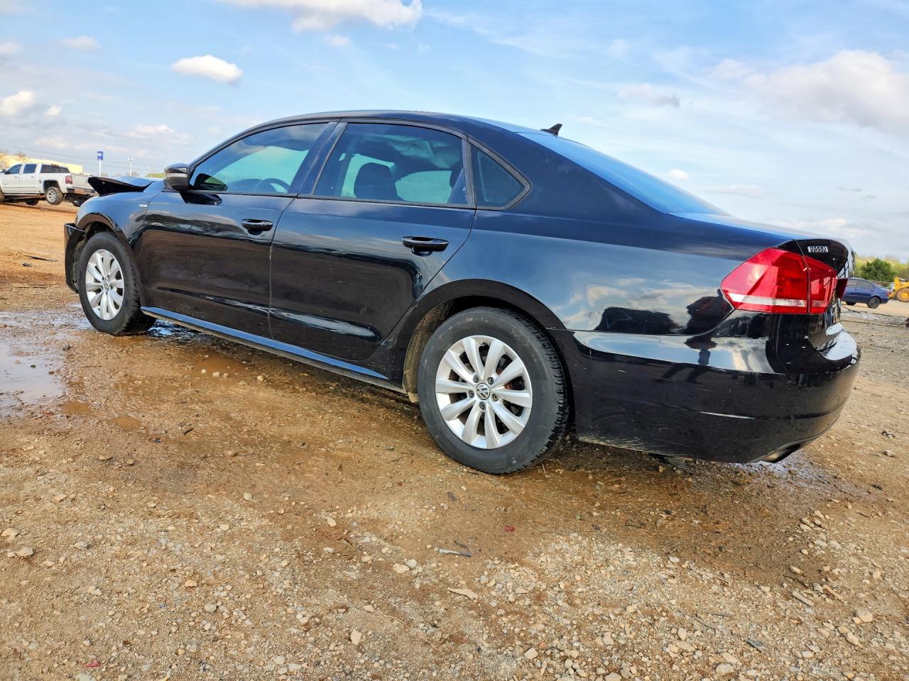 2015 VOLKSWAGEN PASSAT S photo 2