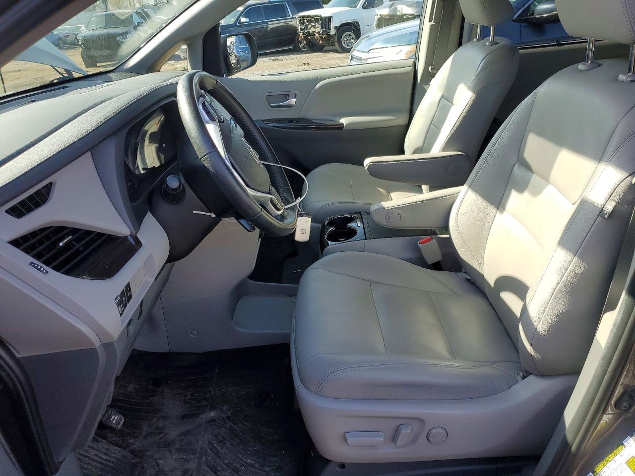 2020 TOYOTA SIENNA XLE 8-PASSENGER photo 13