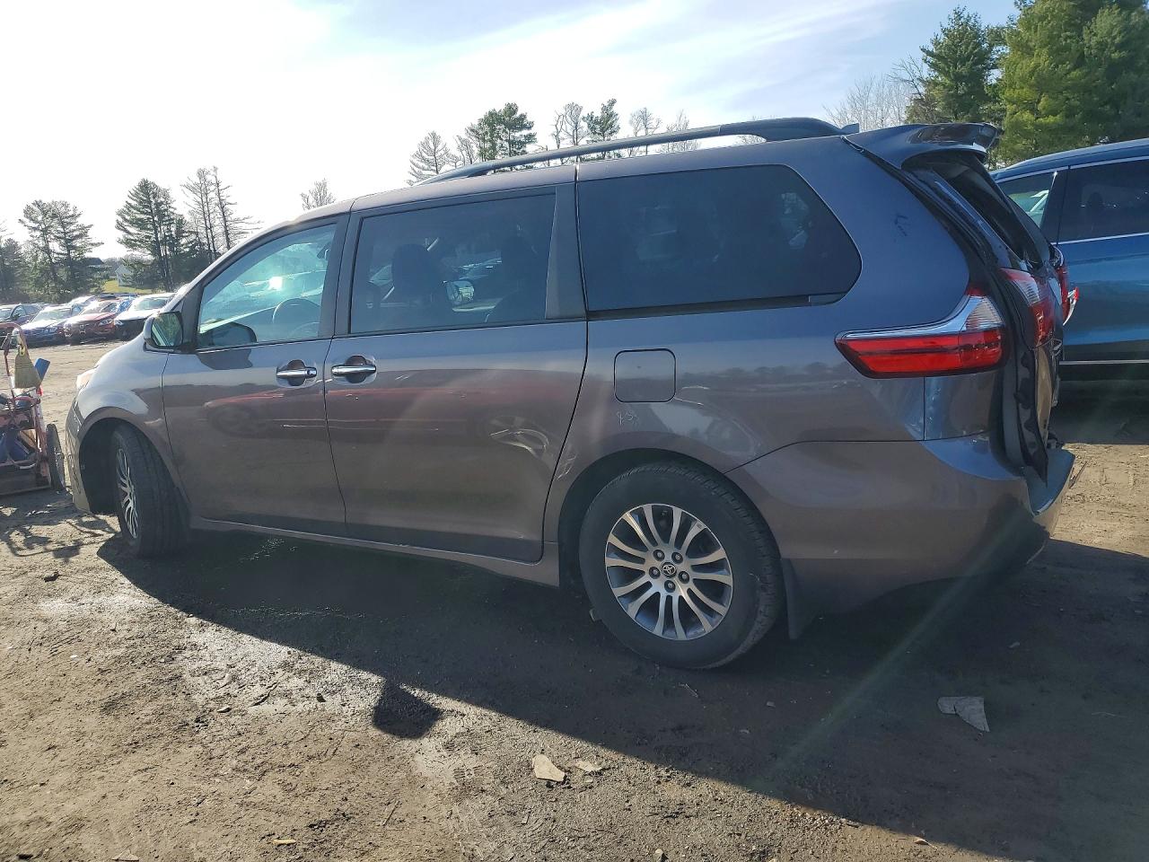 2020 TOYOTA SIENNA XLE 8-PASSENGER photo 3