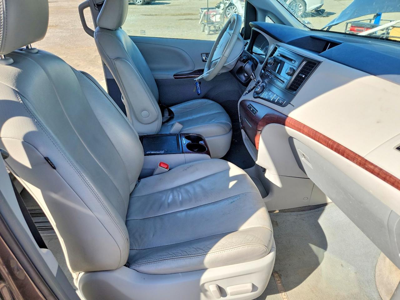 2014 TOYOTA SIENNA XLE 8-PASSENGER photo 13