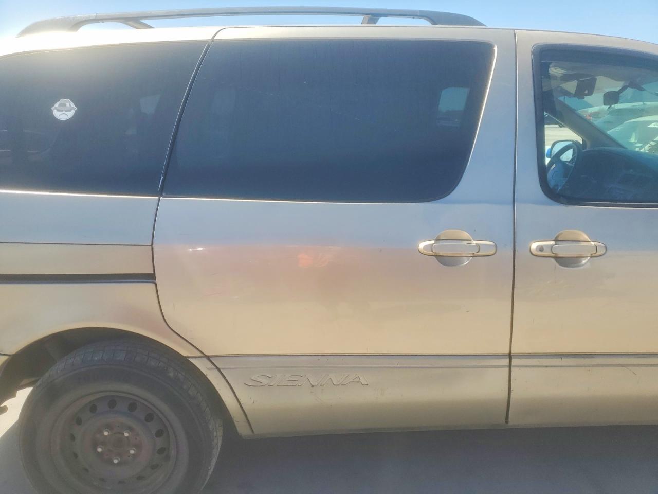 2002 TOYOTA SIENNA LE photo 11