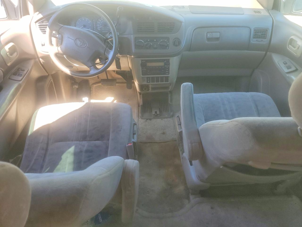 2002 TOYOTA SIENNA LE photo 8