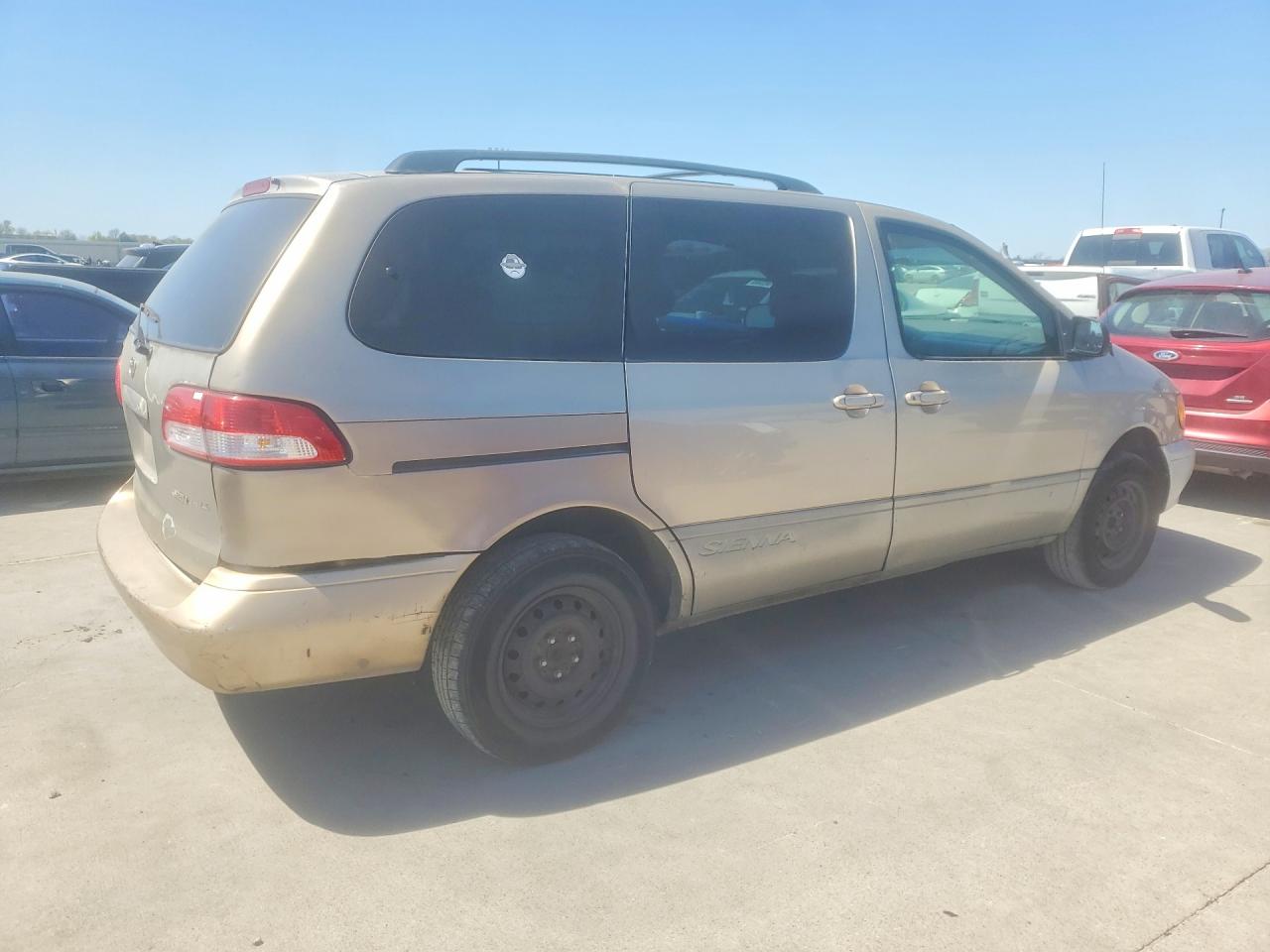 2002 TOYOTA SIENNA LE photo 3