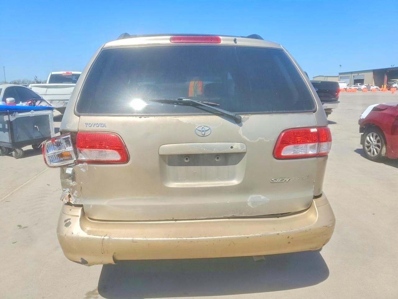 2002 TOYOTA SIENNA LE photo 6